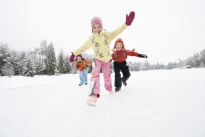 Kinder spielen im Schnell Kinderarzt Storkow, Patrick Matthes, Cornelia Kleinke, Dr. Kowalsky, Reichenwalde, Groß Schauen, Klein Schauen, Kummersdorf, Wendisch Rietz, Kolberg, Wochowsee, Karte, Kinderarztpraxis